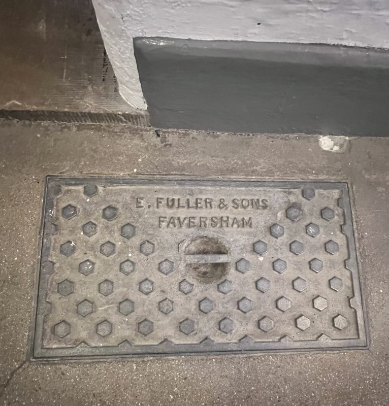 The ghostly clang of the manhole cover is said to be heard even when there is no-one there