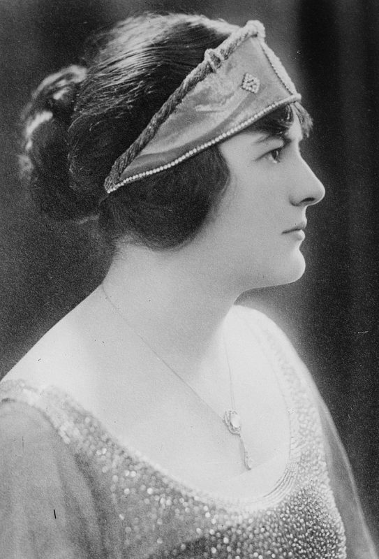 Astra Desmond, contralto who married Sir Thomas Neame and lived in Faversham